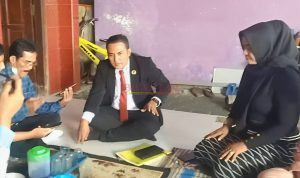 Advokat Dr. Moch. Gaty, SH, C. TA, MH, Dari Surabaya saat memberikan Keterangan Pers didampingi Korban Dwi Senastri