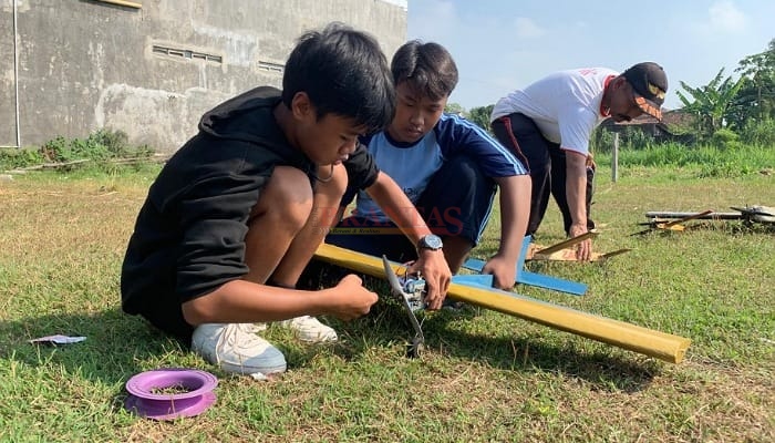 Foto: Peserta melakukan pengecekan kepada pesawat yang akan di gunakan dalam latihan