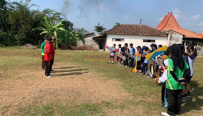 Foto: pembina FASI melaksanakan upacara pembukaan pelatihan olahraga aero sport