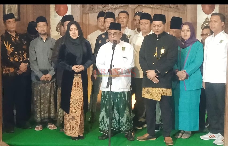 KH. Masrikhan Ashari Didampingi Anggota DPRD Fraksi PKB saat memimpin Deklarasi IDOLA di Trowulan