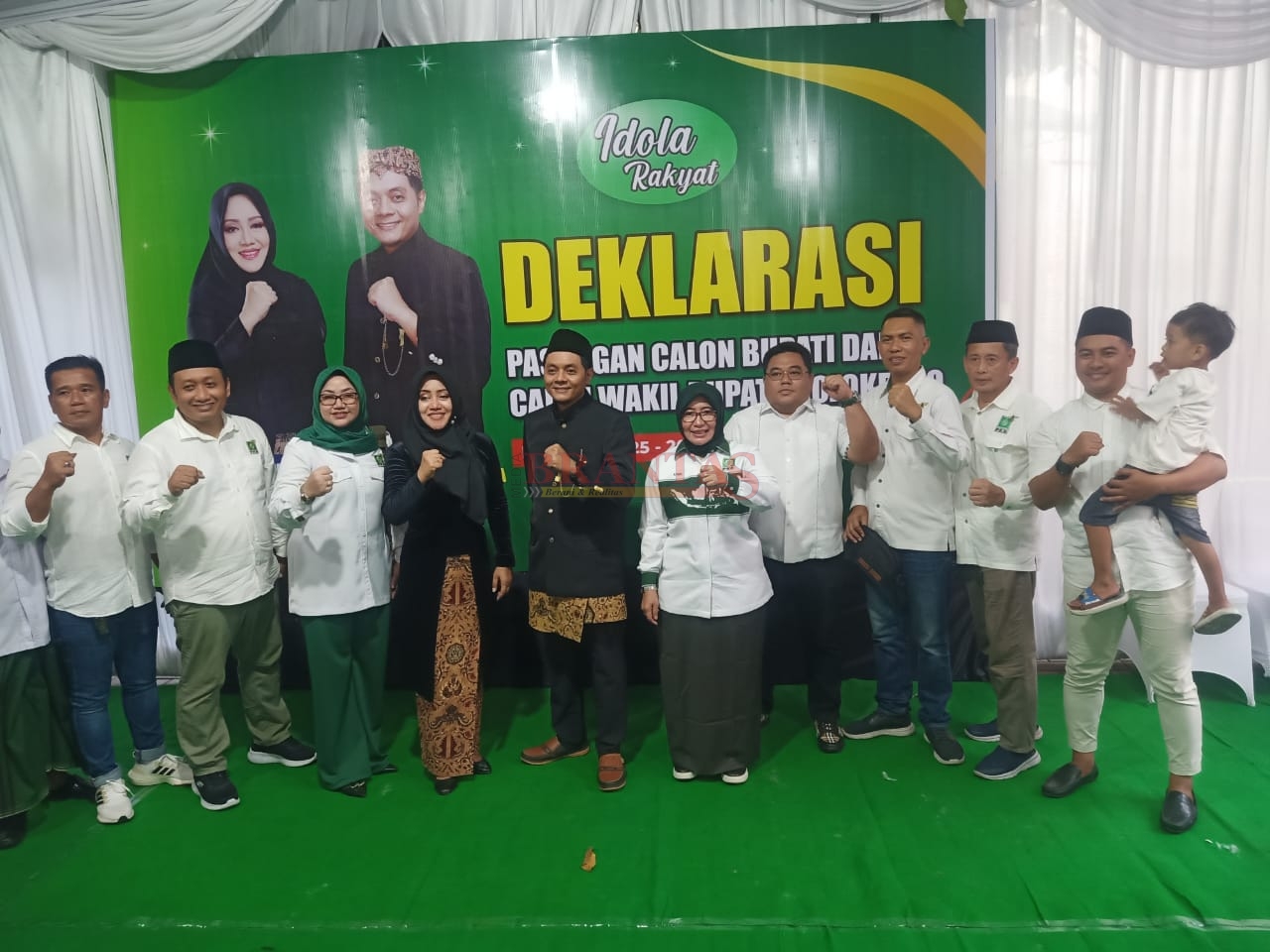 Calon Bupati Mojokerto dr Ikfina dan Calon Wakil Bupati Mojokerto Gus Dollah photo bersama dengan Tokoh dan Kader PKB