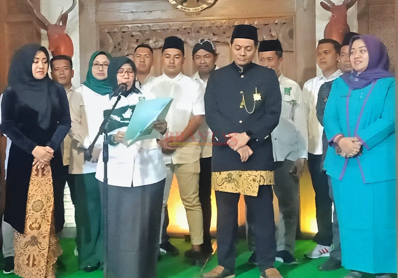 Wakil Ketua DPW PKB Jatim Ibu Anik Maslahah saat membacakan Surat Rekomendasi dari DPP PKB Pusat