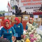 Bupati Ikfina didampingi Direktur RSUD RA Basoeni dr Rasyid Salim SpKJ saat memberikan Penghargaan kepada Pegawai terlama