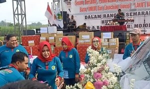 Bupati Ikfina didampingi Direktur RSUD RA Basoeni dr Rasyid Salim SpKJ saat memberikan Penghargaan kepada Pegawai terlama