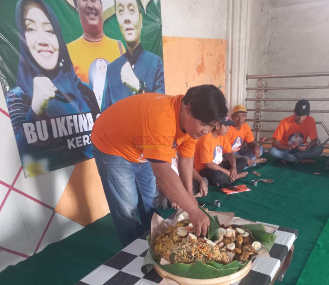 Potong tumpeng tasyakuran atas Telah dilaksanakan Deklarasi Relawan LOBI Loyalis Bu Ikfina