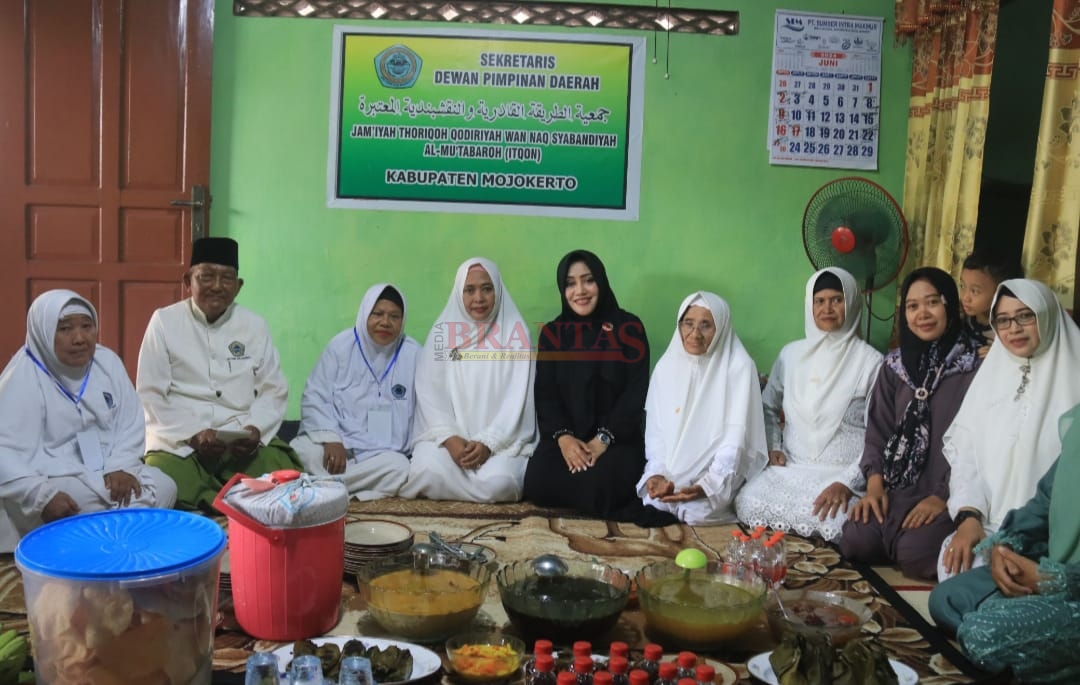 Bupati Mojokerto dr Ikfina Fatmawati photo bersama dengan para sesepuh Khususiyah Kubro di Desa Kwatu