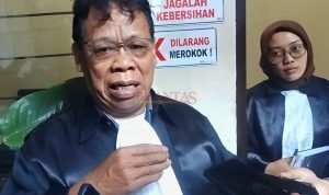 Pengacara Kondang Jatim Mr Alex Askohar SH MH yang juga Ketua LBH PERMATA LAW Mojokerto ini akan siap melakukan Pembelaan Terhadap Kliennya