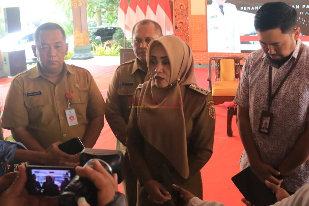 Kepala Inspektorat Kabupaten Mojokerto Poedji Widodo SH mendampingi Bupati Ikfina bersama KPK saat diwawancarai wartawan