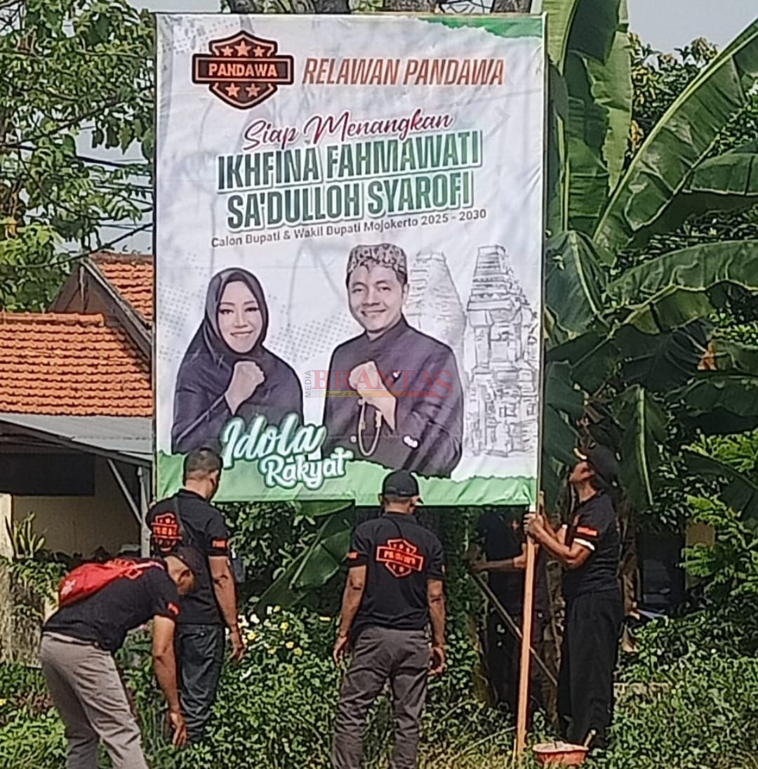 Para RELAWAN PANDAWA saat memasang Baliho gambar IKHFINA FAHMAWATI - SA" DULLOH SYAROFI Calon Bupati dan Calon  Wakil Bupati Mojokerto di Jalan Raya Bangsal