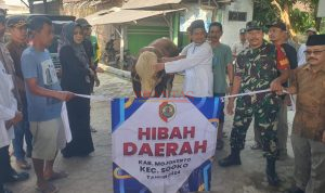 Bupati Ikfina Didampingi Camat Sooko Masluchman dan Kades Blimbingsari Patuh Wahyudi Menyerahkan Hewan Qurban kepada Takmir Masjid Raudlatul Mutaqin