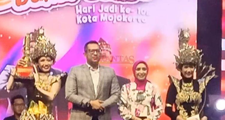 PJ Walikota Mojokerto Ali Kuncoro Didampingi Ibu Photo bersama dengan Tim Penggerak PKK Kota Mojokerto yang meraih Juara Umum Festival Bakar Sate 2024