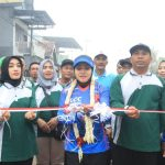 Bupati Ikfina Didampingi Kades Trowulan Zainul Anwar dan Camat Trowulan Jhon Mujiono saat meresmikan Jalan Cor beton dan CFD Pertama di Desa Trowulan