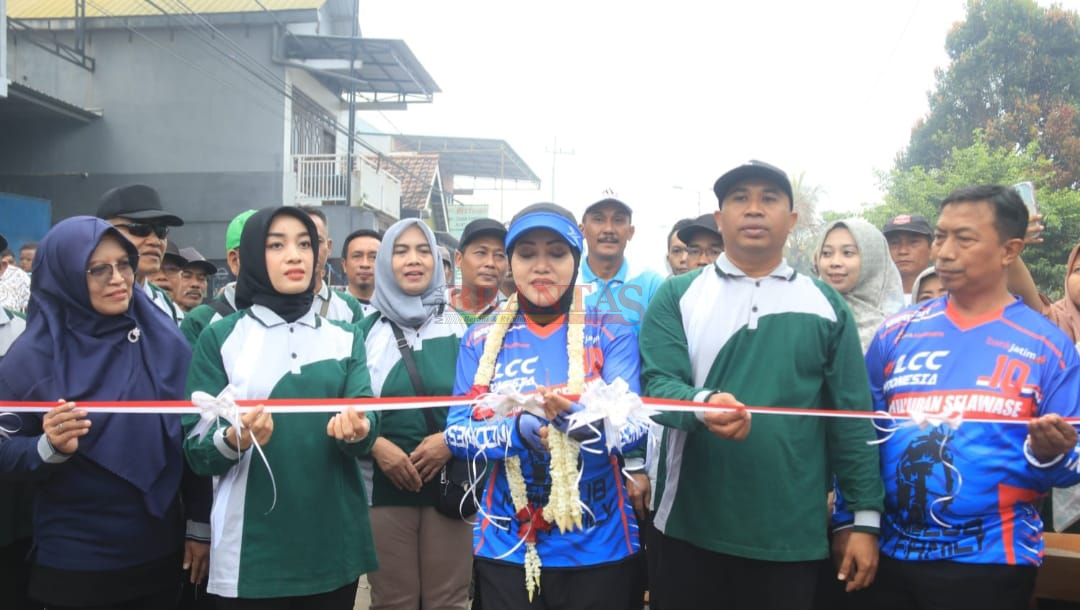 Bupati Ikfina Didampingi Kades Trowulan Zainul Anwar dan Camat Trowulan Jhon Mujiono saat meresmikan Jalan Cor beton dan CFD Pertama di Desa Trowulan