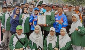 Bupati Mojokerto dr Ikfina Fatmawati Menerima Lukisan Dari Kades Trowulan Zainul Anwar Sebagai Bupati Mojokerto Periode 2025 - 2030