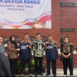 Penyerahan Rompi Kepada Ketua Kelompok Tani Mulyo Jati Mojokerto Jawa Timur H. Mulyono SH MH oleh Ka.Kanwil Bea Cukai Jatim Menandai Peresmian Desa Devisa di Graha Mulyo Jati BMJ