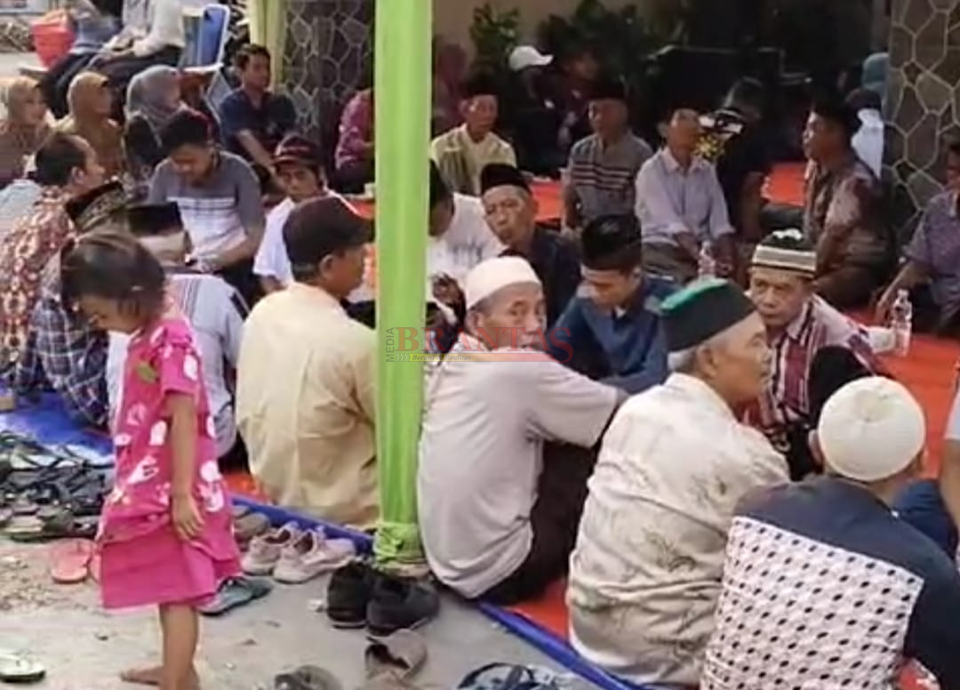Ratusan Warga Dusun Banjarsari Desa Kedunglengkong Dlanggu Saat mengikuti Diskusi Kerakyatan di Halaman Rumah Hadi Gerung