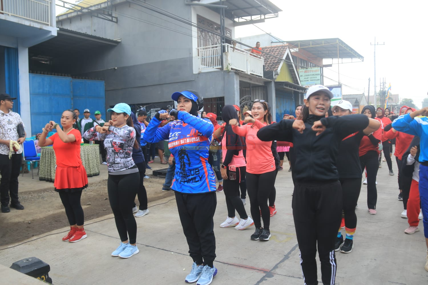 Bupati Ikfina saat ikut senam bersama dengan Ribuan Warga Trowulan saat peresmian Jalan Cor beton dan Pembukaan CFD Pertama di Desa Trowulan