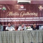 Ketua KPU Kabupaten Mojokerto Afnan Hidayat didampingi Para Komisioner KPU Saat menyampaikan sambutannya