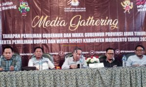 Ketua KPU Kabupaten Mojokerto Afnan Hidayat didampingi Para Komisioner KPU Saat menyampaikan sambutannya