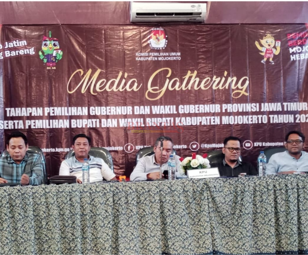 Ketua KPU Kabupaten Mojokerto Afnan Hidayat didampingi Para Komisioner KPU Saat menyampaikan sambutannya