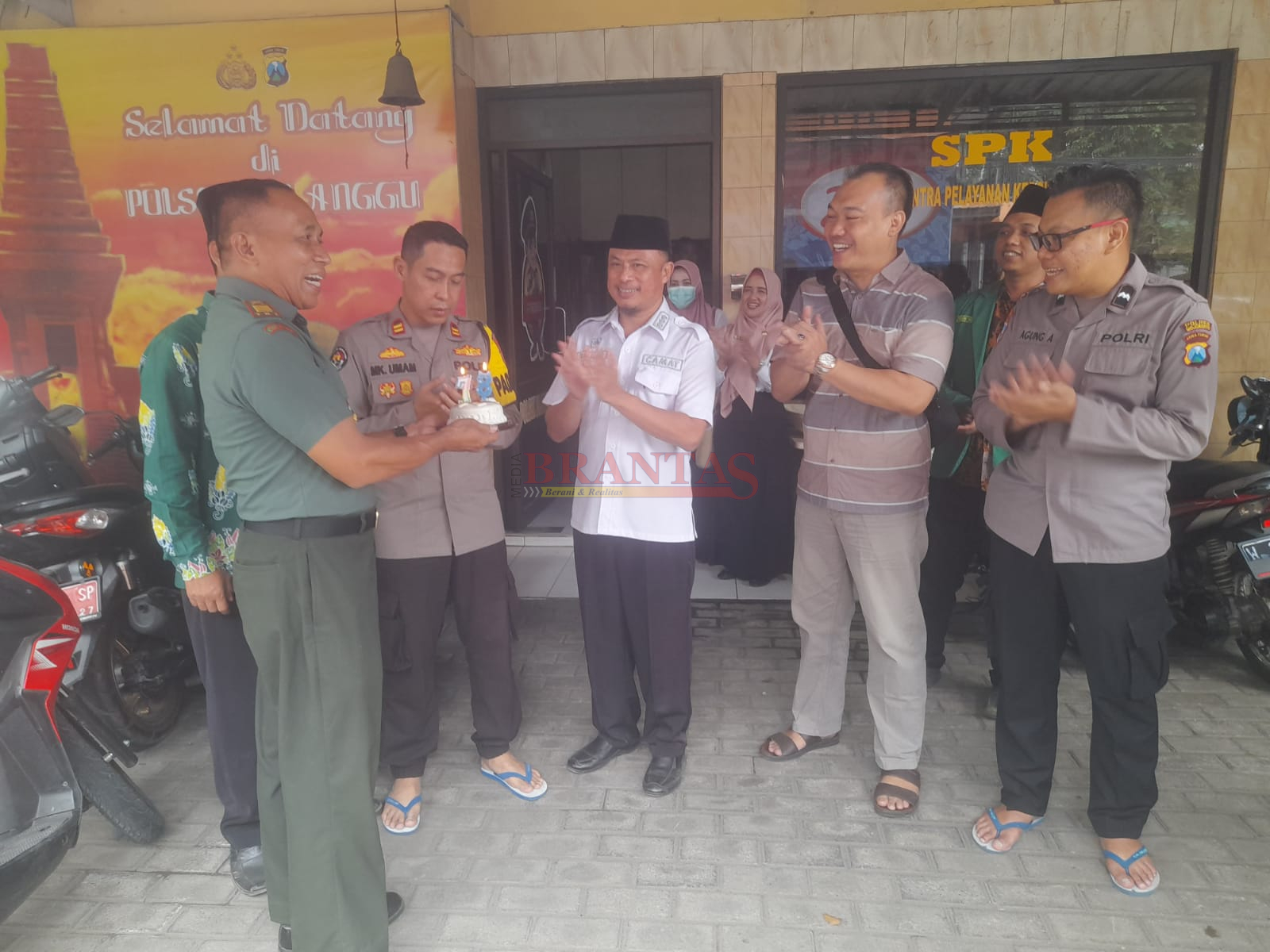 Danramil Dlanggu Kapten Inf Warudi Didampingi Camat Dlanggu Drs AS Bakri Menyerahkan Kue Tard HUT Bhayangkara ke - 78 kepada Kapolsek Dlanggu IPTU MK Umam