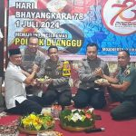 Camat Dlanggu Drs. AS. Bakri Bersama Danramil Dlanggu Kapten Inf. Warudi memberikan Suprise Tumpeng kepada Kapolsek Dlanggu IPTU MK Umam