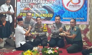 Camat Dlanggu Drs. AS. Bakri Bersama Danramil Dlanggu Kapten Inf. Warudi memberikan Suprise Tumpeng kepada Kapolsek Dlanggu IPTU MK Umam