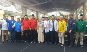 Pimpinan Koalisi Partai Politik photo bersama dengan Ning Ita Sebagai Calon Walikota Mojokerto Periode 2025 - 2030