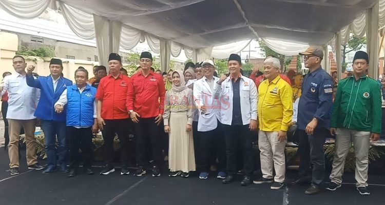 Pimpinan Koalisi Partai Politik photo bersama dengan Ning Ita Sebagai Calon Walikota Mojokerto Periode 2025 - 2030