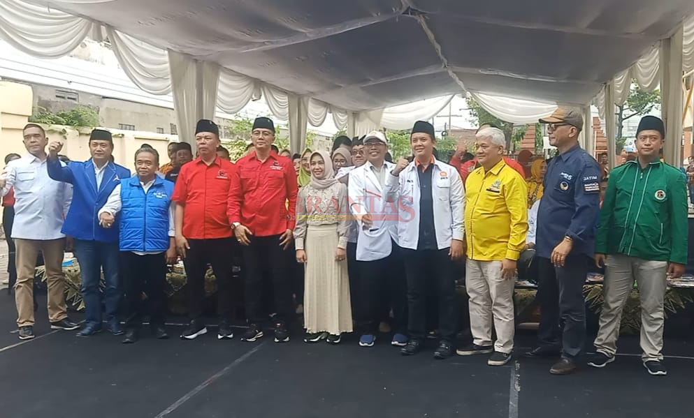 Pimpinan Koalisi Partai Politik photo bersama dengan Ning Ita Sebagai Calon Walikota Mojokerto Periode 2025 - 2030