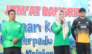 Bupati Mojokerto dr Ikfina Fatmawati Didampingi Kadis Kesehatan dr. Ulum Rokhmat Rochmawan dan Kadis PUPR Kabupaten Mojokerto Rinaldi Rizal Shabirin MT MBA saat memberikan sambutan diacara Jumat Bangkit