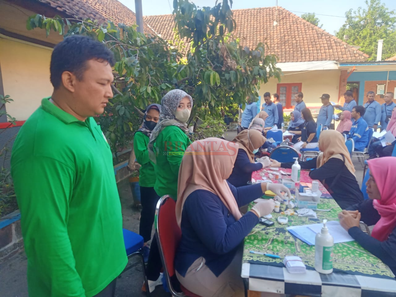 Kabid P2P Dinas Kesehatan Kabupaten Mojokerto dr. Agus Dwi Cahyono saat mendampingi para medis melakukan pemeriksaan kesehatan di PUPR Kabupaten Mojokerto