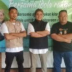 Ketua Relawan PANDAWA Bambang S didampingi Sekretarisnya Rudi Sugiantono photo bersama dengan Gus Dulloh Calon Wakil Bupati Mojokerto