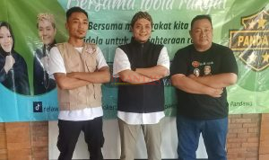 Ketua Relawan PANDAWA Bambang S didampingi Sekretarisnya Rudi Sugiantono photo bersama dengan Gus Dulloh Calon Wakil Bupati Mojokerto