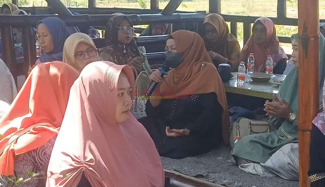 Tokoh Perempuan Nahdliyyin Kota Mojokerto Ibu Nyai Sobiroh saat memimpin Doa Untuk Kemenangan H. Junaedi Malik SE Sebagai Calon Walikota Mojokerto 2024