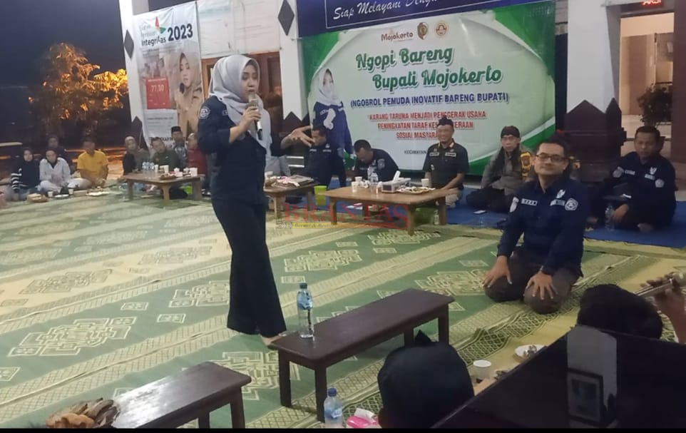 Bupati Mojokerto dr Ikfina Fatmawati saat berdialog dengan Pengurus Karang Taruna Kecamatan Dlanggu