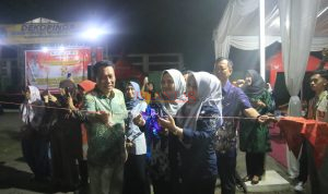 Bupati Mojokerto dr Ikfina Didampingi Ketua Dekopinda Hj. Umy Zaidah dan Kadis Koperasi dan Usaha Mikro H. Abdulloh Muhtar dan Kadisperta H. Noerhono saat membuka Jambore Koperasi