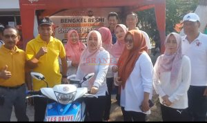 Bupati Ikfina didampingi Ketua Dekopinda dan Kadis Koperasi dan Usaha Mikro serta Kadisperta Photo bersama Sepeda Motor Tenaga listrik