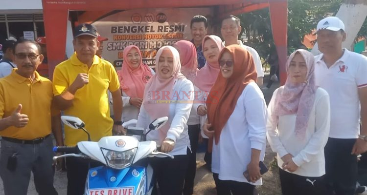 Bupati Ikfina didampingi Ketua Dekopinda dan Kadis Koperasi dan Usaha Mikro serta Kadisperta Photo bersama Sepeda Motor Tenaga listrik