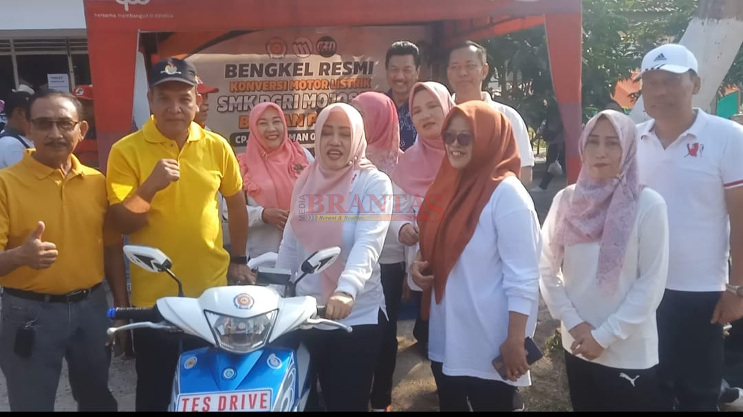 Bupati Ikfina didampingi Ketua Dekopinda dan Kadis Koperasi dan Usaha Mikro serta Kadisperta Photo bersama Sepeda Motor Tenaga listrik