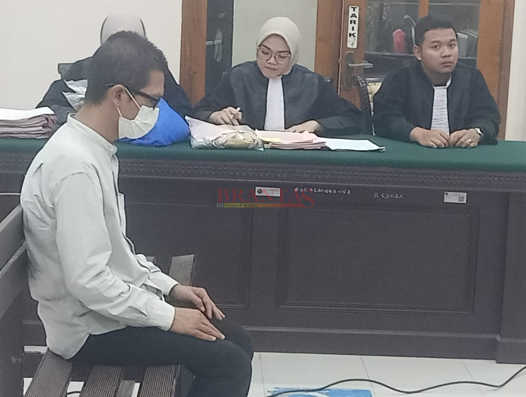 Terdakwa Oknum PNS Kota Mojokerto Yoga saat sidang tidak mengunakan alas kaki atau sepatu yang jadi perhatian publik