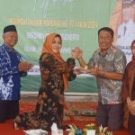 Bupati Mojokerto dr Ikhfina Fahmawati Memberikan Tumpeng kepada Kadis Koperasi dan Usaha Mikro H. Abdulloh Muhtar Pada Tasyakuran Hari Koperasi ke 77 Tahun 2024