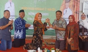 Bupati Mojokerto dr Ikhfina Fahmawati Memberikan Tumpeng kepada Kadis Koperasi dan Usaha Mikro H. Abdulloh Muhtar Pada Tasyakuran Hari Koperasi ke 77 Tahun 2024