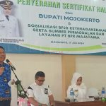 Kepala Dinas Koperasi dan Usaha Mikro Kabupaten Mojokerto H. Abdulloh Muhtar, S.Sos, MM saat menyampaikan laporannya pada acara Penyerahan Sertifikat Halal dan Merk