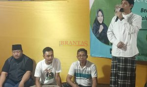 Gus Dulloh Calon Wakil Bupati Mojokerto didampingi Abah Agus, Tokoh Masyarakat Kweden kembar bersama Ketua Pandawa Bambang S dan Sekertarisnya Rudi Sugiantono saat sambutan