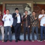 PJ. Walikota Mojokerto Moch. Ali Kuncoro STTP photo bersama para komisioner KPU Kota Mojokerto