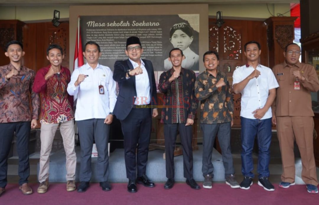 PJ. Walikota Mojokerto Moch. Ali Kuncoro STTP photo bersama para komisioner KPU Kota Mojokerto