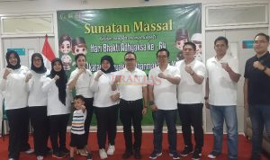Kepala Kejaksaan Negeri ( Kajari ) Kabupaten Mojokerto Dr. Endang Tirtana SH, MH, CLA photo bersama dengan jajarannya di lokasi Sunatan Massal