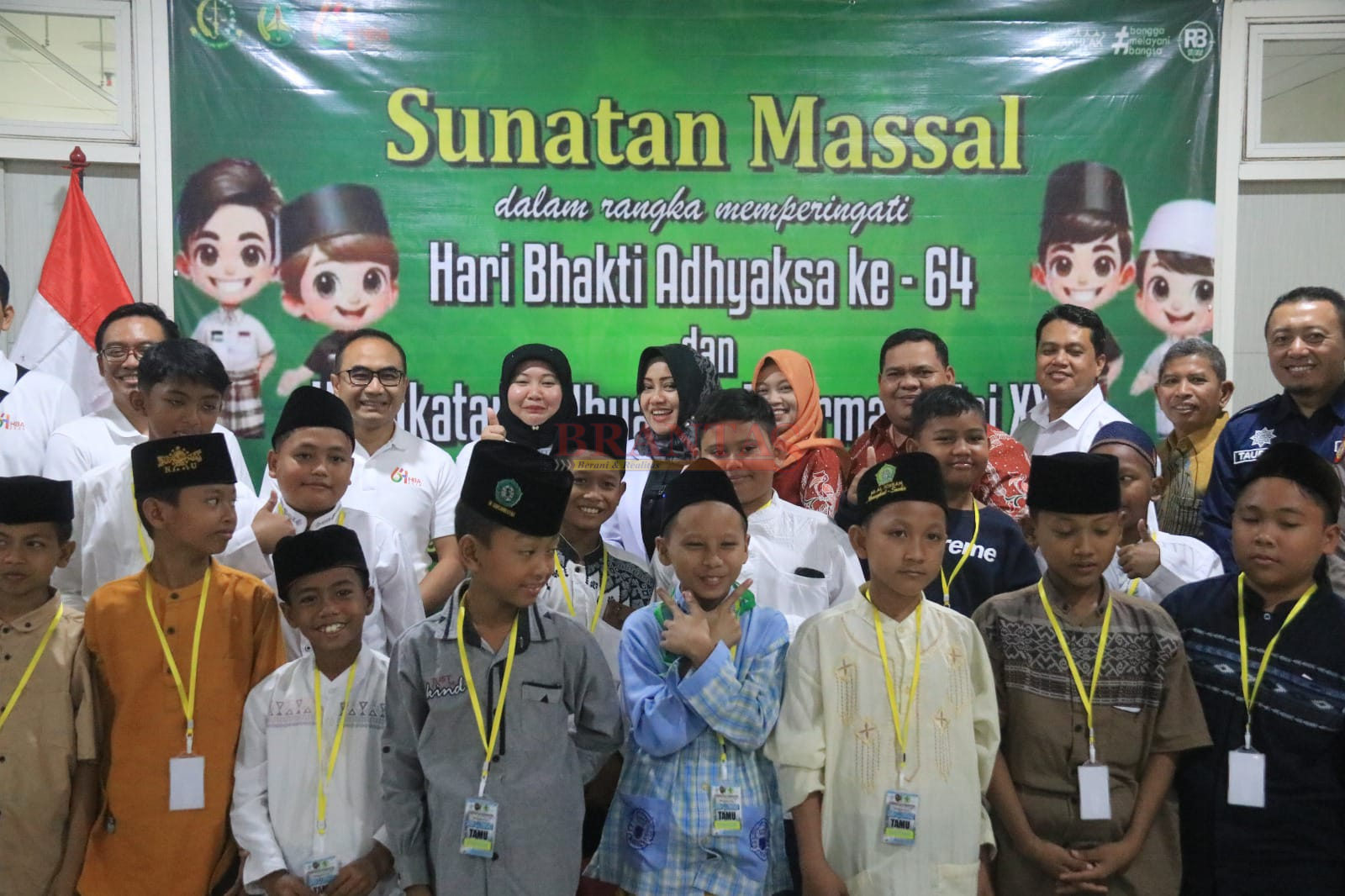 Kajari Kabupaten Mojokerto Dr. Endang Tirtana SH MH, CLA bersama Bupati Mojokerto dr Ikfina Fatmawati photo bersama dengan Anak Anak yang dikhitan