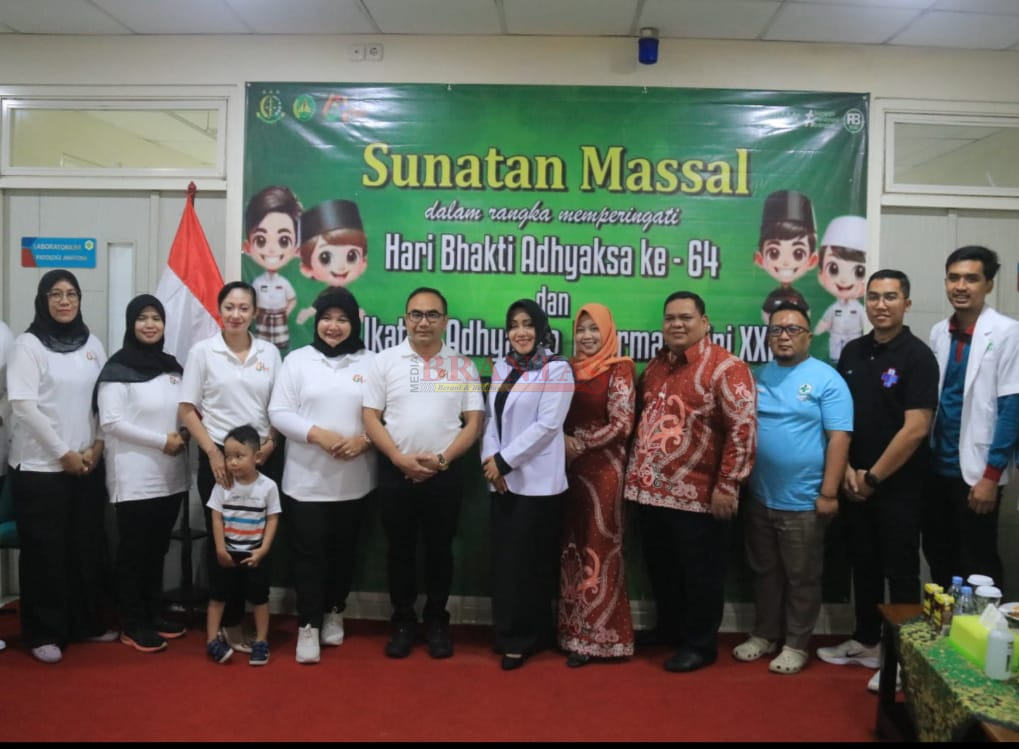Kajari Kabupaten Mojokerto Dr. Endang Tirtana SH MH CLA bersama Bupati Mojokerto dan para dokter di RSUD RA Basoeni Gedeg Mojokerto